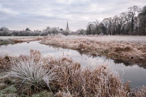 A frosty morning by the River windrush, near Burford in the Cotswolds ...