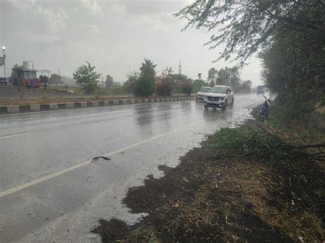 The Two Colors Of The Weather The City Was Sunny It Rained Heavily On The Bypass तापमान