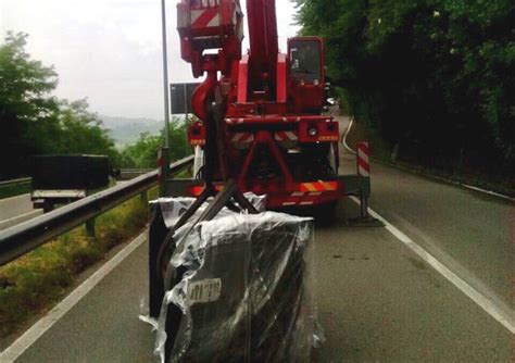 Camion Perde Il Carico Bloccata La Salita Del Marone