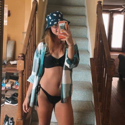 8 Hot Sexy Emily Ross Bikini Pics