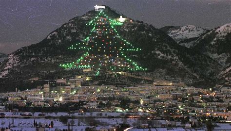 L albero di Natale di Gubbio è acceso è il più grande del mondo FOTO