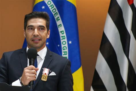 Abel Ferreira recebe medalha Medalha do Mérito Esportivo do estado de