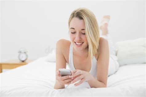 Mujer Joven Contenta Que Manda Un Sms Con Su Smartphone Que Miente En