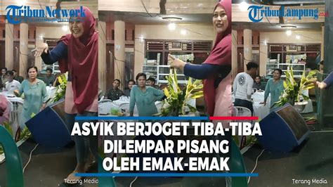 Viral Asyik Berjoget Wanita Ini Dilempar Pisang Oleh Emak Emak Karena