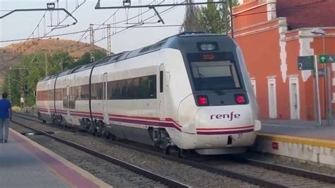 Dos Trenes De Media Distancia En La Estaci N De Sig Enza Agosto