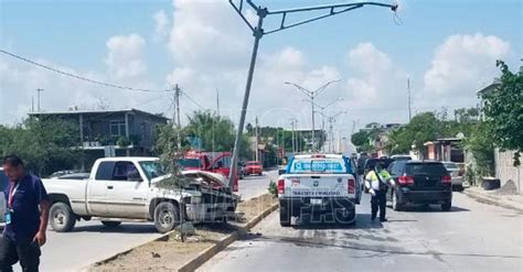 Hoy Tamaulipas Tamaulipas Choca Contra Poste Y Abandona Su Camioneta