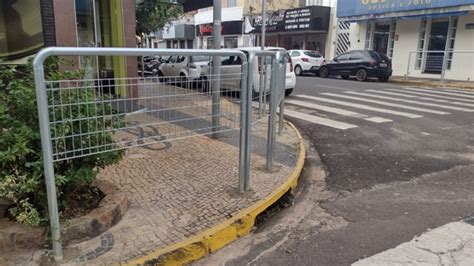 Prefeitura de Penápolis instala gradis em áreas centrais da cidade