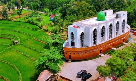 Masjid As Safinatun Najah Masjid Unik Mirip Kapal Nabi Nuh Di Semarang