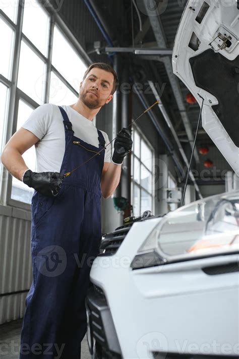 auto mecánico comprobación el petróleo nivel en coche motor inspecciona