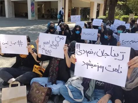 طلاب جامعة طهران يتجمعون احتجاجا على قتل مهسا أميني ويهتفون المرأة