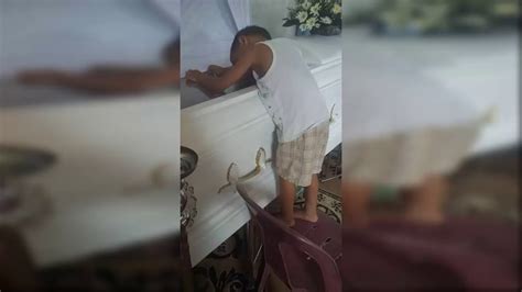 Un Niño Abraza El Ataúd De Su Madre Desconsoladamente Cuando Sepas