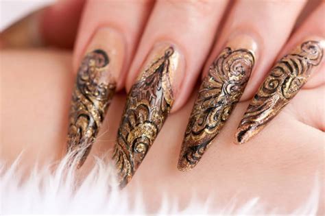 Stiletto Nails Mit Gold Nail