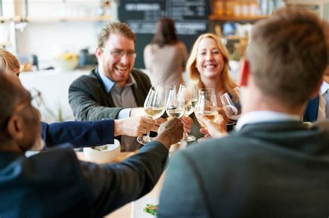 Grupo De Personas Diversas Están Almorzando Juntos Foto Premium