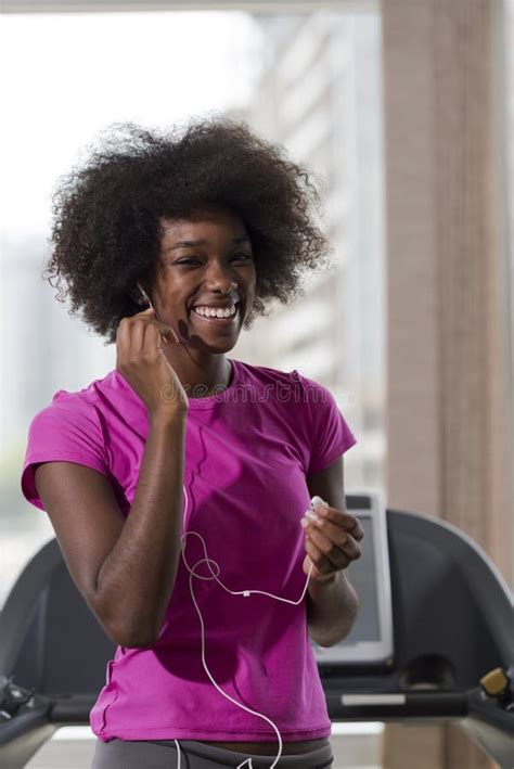 Mulher Afro Americana Que Corre Em Uma Escada Rolante Foto De Stock