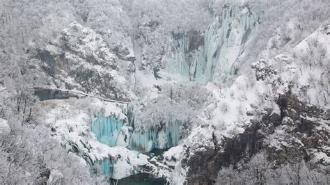 Frozen Waterfalls In Plitvice Lakes National Park Croatia Bing Gallery