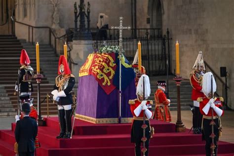 Un Garde Royal Seffondre Devant Le Cercueil De La Reine Elizabeth Ii