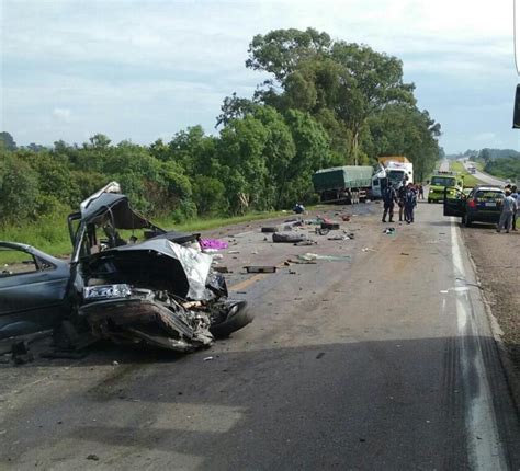 Ao Menos Morrem Em Acidente Envolvendo Caminh Es E Carro Na Br