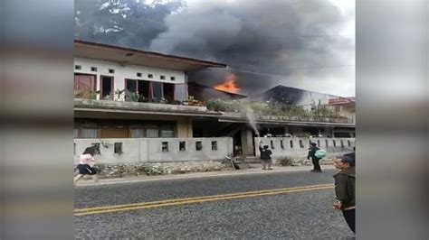 Kebakaran Hebat Menimpa 3 Rumah Di Permukiman Padat Warga Panik