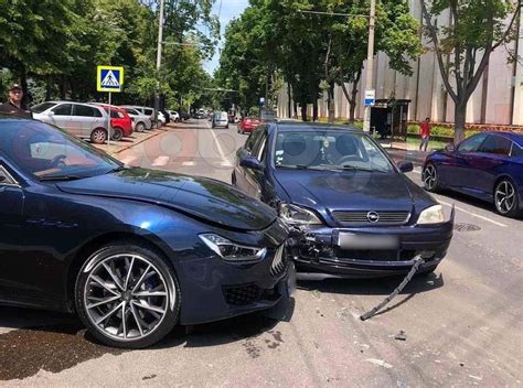 Accident minor în centrul capitalei Un tânăr cu Maserati nu a