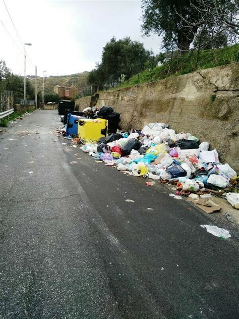 Reggio Calabria Emergenza Rifiuti Ad Aras I Cumuli Di Spazzatura