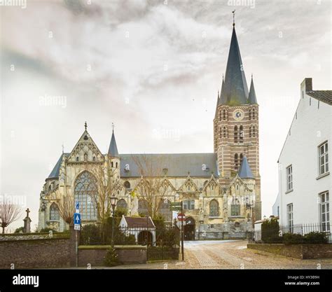 Stra E Mit Kirche Im Hintergrund In Der Historischen Altstadt Von Thorn