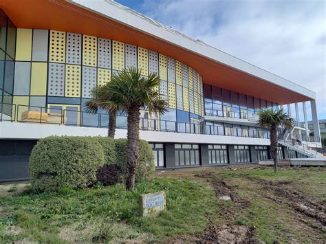 Symbole de la reconstruction le palais des congrès de Royan fait peau