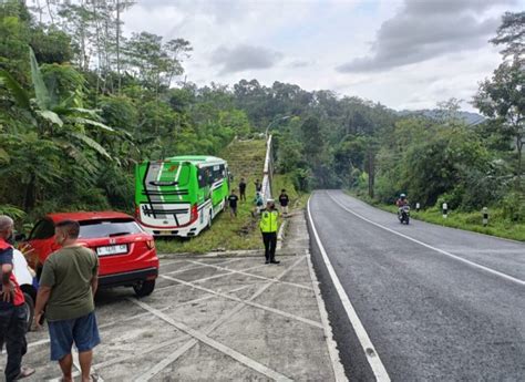 Diduga Rem Blong Bus Pariwisata Rombongan Murid Tk Alami Kecelakaan