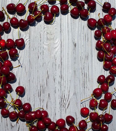 Muchas Cerezas Rojas Maduras En Las Ramas Se Encuentran En Forma De