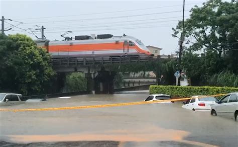 豪雨炸新竹！台鐵北湖水溝蓋 竟出現大批魚群｜東森新聞：新聞在哪 東森就在哪裡