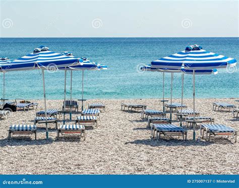 Sombrillas Y Tumbonas En La Playa De Traganou Rodas Isla Grecia Imagen