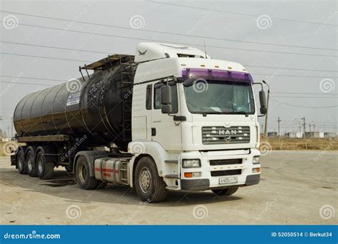 Camion Avec Un Réservoir Pour Le Transport Des Produits Pétroliers