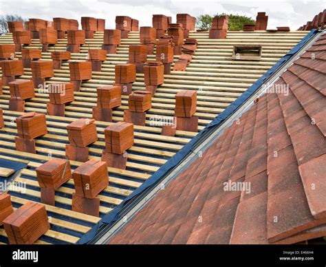 selbst Haus zu bauen Bau Dach Tonziegel gestapelt in bündeln auf