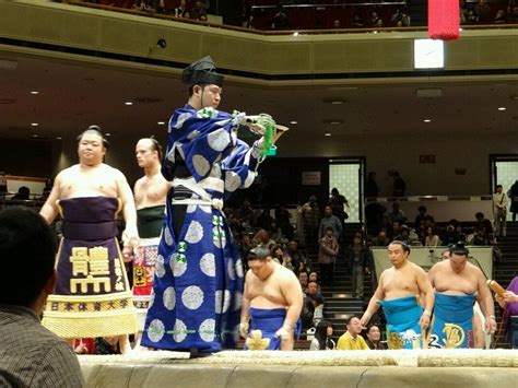 日本相撲協会公式 On Twitter 〈初日の様子〉十両土俵入り。先導する行司は十両格に昇進した木村吉二郎。sumo T