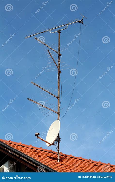 Cinco Antenas De Tv Al Lado De Una Antena Satelital Montada En Un Poste