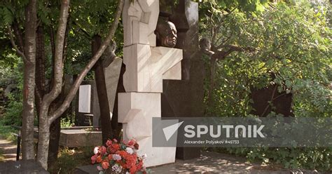 Nikita Khrushchev Grave Novodevichy Cemetery Sputnik Mediabank