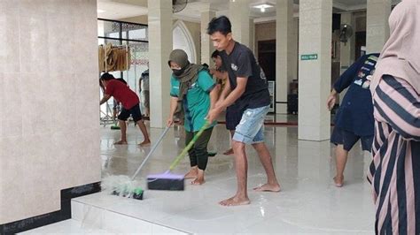 Komunitas Resik Resik Masjid Bantu Bersihkan Secara Sukarela Terdampak