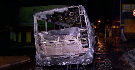 G1 Criminosos colocam fogo em ônibus em Ribeirão das Neves na Grande