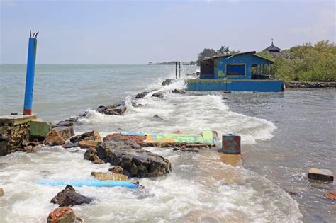 BMKG Waspada Gelombang Sangat Tinggi Hingga 6 Meter