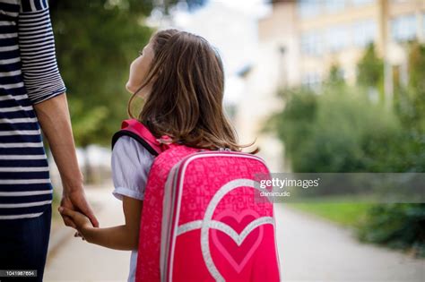 Mère En Tenant Sa Fille À Lécole Photo Getty Images