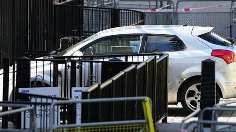 Man Arrested After Car Crashes Into Downing Street Gates Daily Telegraph