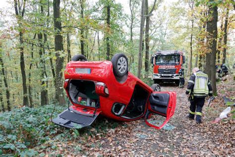 Schwerer Unfall In Chemnitz Auto Berschl Gt Sich Fahrer Eingeklemmt