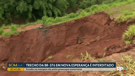 Deslizamento de terra interdita trecho da BR 376 em Nova Esperança