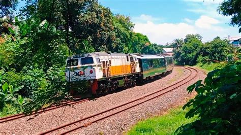 Kereta Api Ngebut Di Jalur Tikungan Besar Hingga Meliuk Liuk