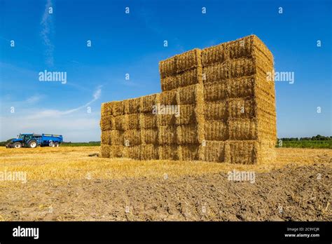 Straw Bales Tractor Supply Hi Res Stock Photography And Images Alamy