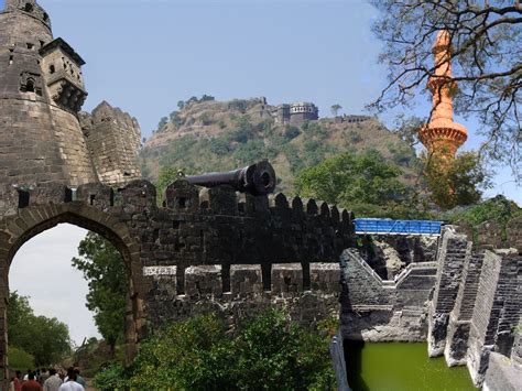 Visiting The Daulatabad Fort - India Travel Blog