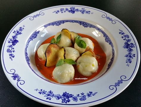 Gnocchi Ripieni Di Melanzane Affumicate Su Salsa Tiepida Di Pomodori