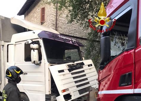 Scontro Tra Due Tir Lungo La Valnerina Ferito Un Camionista Tuttoggi