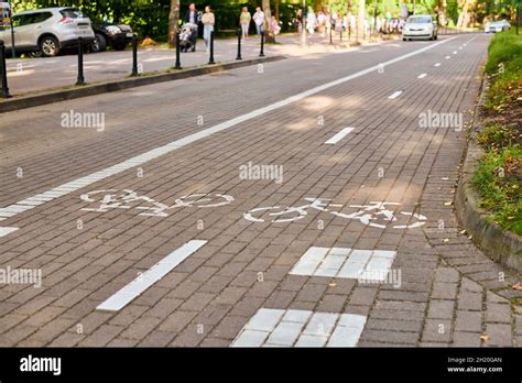 Zwei Wege Radweg Und Verkehrswagen Kennzeichnung Radweg Wei