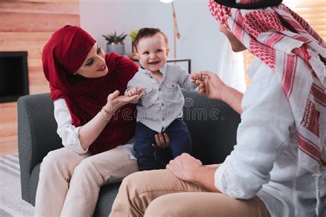 Feliz Familia Musulmana Con Hijo En La Mesa Servida En La Cocina Foto