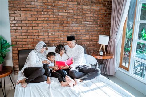 Parent and Kids Muslim Reading Quran Stock Image - Image of muslim ...